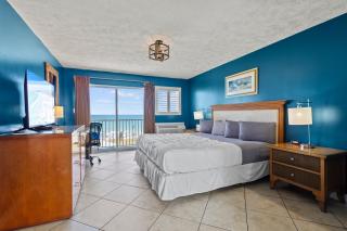 Ocean View Hotel Room with Balcony- King Bed #21 - Fort Pierce - 9