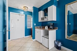 Ocean View Hotel Room with Balcony- King Bed #21 - Fort Pierce - 8
