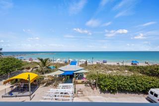 Ocean View Hotel Room with Balcony- King Bed #21 - Fort Pierce - 4