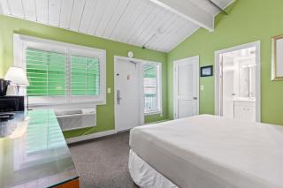 Oceanfront Inn Room #11- Standard Room - King Bed - Fort Pierce - 9
