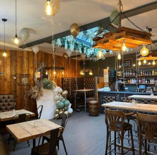 Frankies Wine Bar & Lodge - Disley - 9