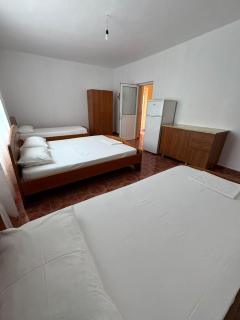 Ari's Guest House - Borsh - 3