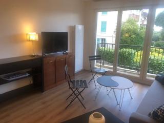Studio rénové avec grand balcon, centre-ville, proche plage - FR-1-712-83 - 2