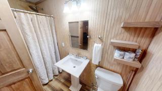 Hillside Haven - Pet Friendly - WiFi - Satellite - Wood Burning Stove - Large Deck - Two Living Rooms - Red River - 6