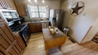 Lucky River Retreat - WiFi - On the River - Fireplace - Grill - Washer - Dryer - Red River - 8