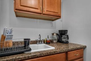 Cozy 1-Bedroom With Outdoor Seating Area Close to West Hollywood - Los Angeles - 3