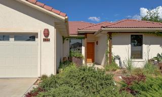 A quiet, stylish and cozy retreat. - 0