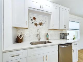 Island Oasis With Heated Pool Private Tiki Bar! - 4