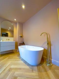 Spacious home in Leeds ideal for gatherings with free parking - 6