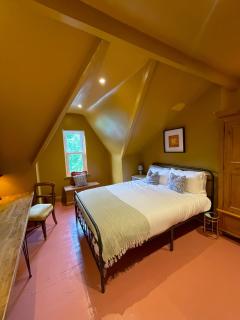 Spacious home in Leeds ideal for gatherings with free parking - 2