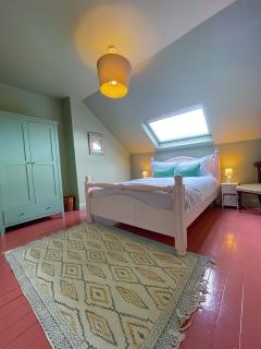 Spacious home in Leeds ideal for gatherings with free parking - 4