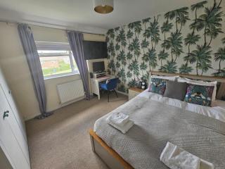 Family & Contractor Friendly 5-Bedroom House with Free Parking - 0