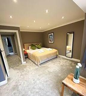 5 bedroom 3 bathroom house - Lyne Chertsey - Virginia Water - 6