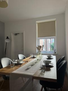 Large 4 Bed Town House - Contactor Gem - 7