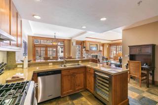 Iron Horse Lodge South 312 by East West Hospitality - 6