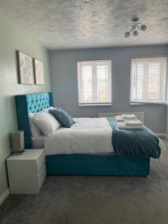 Modern, cosy 4 Bedroom Townhouse Near train, shops & London Access - Cheshunt - 0