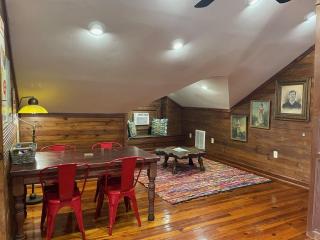 Eclectic Third Floor Apartment - 7