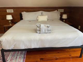 Eclectic Third Floor Apartment - 5