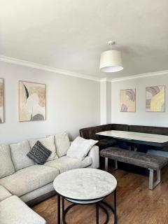 Modern, cosy 4 Bedroom Townhouse Near train, shops & London Access - Cheshunt - 9