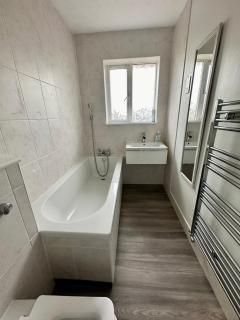 Modern, cosy 4 Bedroom Townhouse Near train, shops & London Access - Cheshunt - 2