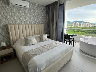 Suite con Jacuzzi, vista al mar y piscinas piso 13 - - 9