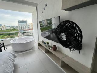 Suite con Jacuzzi, vista al mar y piscinas piso 13 - - 6
