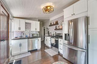 Pine Chateau Guest Cabin with Mtn Views and Sauna! - 4