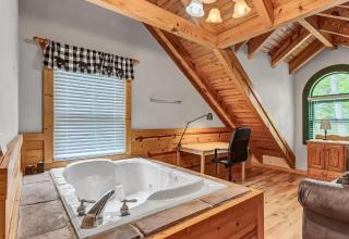 The Woodshed -peaceful 3 level cabin ideally located with pool table, hot tub, Wi-Fi - Gatlinburg - 8