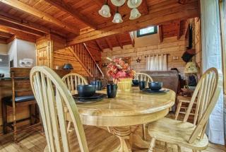The Woodshed -peaceful 3 level cabin ideally located with pool table, hot tub, Wi-Fi - Gatlinburg - 3