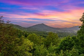 Trapper Johns Mountain Lodge 4 bed, 3 bath private location in Wears Valley with mountain views - Sevierville - 6