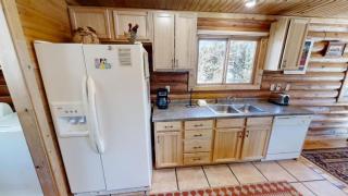 River Chant Lodge - Hot Tub - On The River - WiFi - Satellite - Washer - Dryer - Large Deck - Wood Burning Fireplace - Fire Pit - Red River - 7