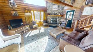 River Chant Lodge - Hot Tub - On The River - WiFi - Satellite - Washer - Dryer - Large Deck - Wood Burning Fireplace - Fire Pit - Red River - 4