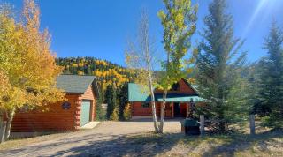 River Chant Lodge - Hot Tub - On The River - WiFi - Satellite - Washer - Dryer - Large Deck - Wood Burning Fireplace - Fire Pit - Red River - 0