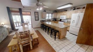River Charm Lodge - On the River - WiFi - Fireplace - Washer - Dryer - Grill - Red River - 0