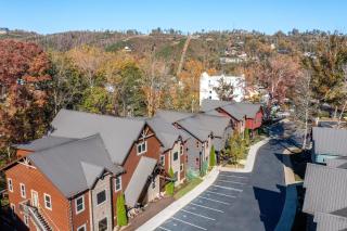 The Great Dogwood Manor by Stony Brook Cabins - Gatlinburg - 3
