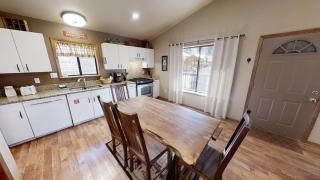 Riverside Cabin - Pet Friendly - On the River - Hot Tub - WiFi - Washer - Dryer - Grill - Red River - 2