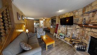 Rose Rock Mountain View - Pet Friendly - Fireplace - WiFi - Hot Tub - Washer - Dryer - Red River - 8