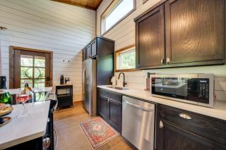 Tree-Lined Broken Bow Studio Cabin with Hot Tub! - Broken Bow - 3