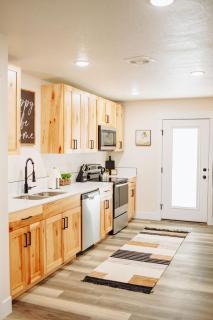 Creekside Cabins- Birch stylish stay w views - 3