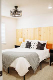 Creekside Cabins- Birch stylish stay w views - 1