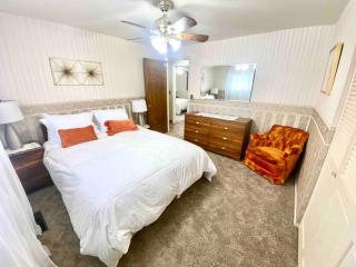 Roomy Midtown Home-Large and Central to Everything - 7