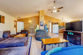 5BR House Near Lassen, Large Deck and Hot Tub - 5