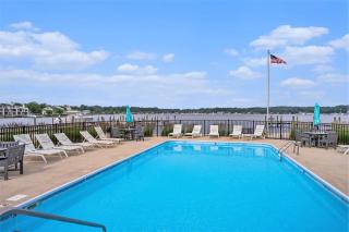 Lake front condo with pool access walking distance to downtown Saugatuck - 7
