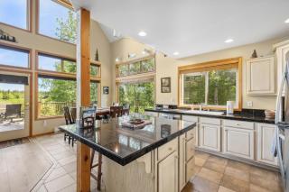 New! Cedar Chalet -on golf course, clubhouse access with gym, seasonal pool & hot tub - McCall - 3