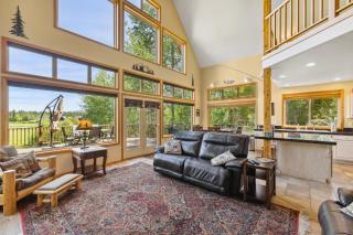 New! Cedar Chalet -on golf course, clubhouse access with gym, seasonal pool & hot tub - McCall - 2