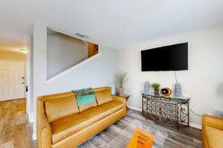 Cozy Spacious Home with Private Backyard and Patio, near shopping - 8