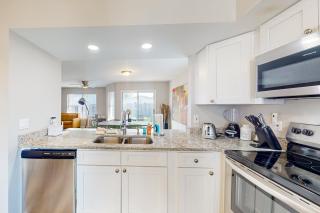 Cozy Spacious Home with Private Backyard and Patio, near shopping - 3