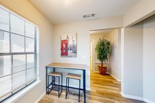 Cozy Spacious Home with Private Backyard and Patio, near shopping - 2