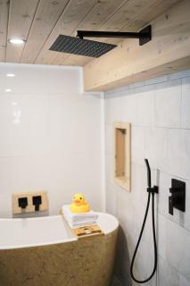 Spa Oasis in Toronto's Heart + Parking! - Toronto - 2