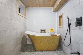 Spa Oasis in Toronto's Heart-Free Parking! and Pet Friendly - 3